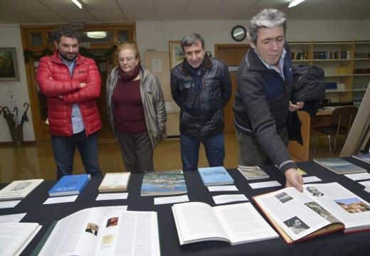 Unha exposición na Biblioteca de Riveira exhibe medio cento de obras e documentos vinculados a Carlos García Bayón